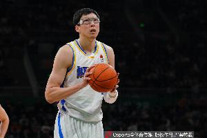 顶住压力！巴里·布朗逆流而上，桑普森助周琦减压