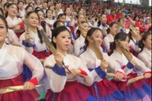 观球至饿！东北超级联赛延边啦啦队手持明太鱼舞动助威