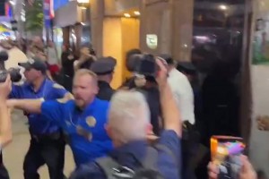 尼克斯球迷G4赛后到底有多疯狂？警察不得不动用催泪弹制止！