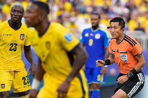新京报:47岁裁判亮相世界杯,马宁展现中国裁判坚强实力