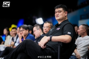 攻防转换揭秘！清华大学篮球战术解析：如何简化布局夺胜利
