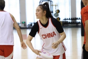 独特热身法！中国女篮以飞盘热身，融合预判、反应、专注与协作