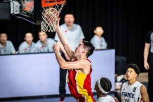 媒体人:两队实力差距明显 替补球员出色表现成比赛最大亮点