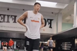 王少杰直播中身着宏远训练装备锻炼身体 表示暂时不回广东，未来去向尚未确定