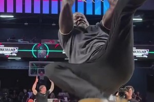 这就叫老A854岁奥尼尔轻松完成招牌挂筐暴扣！！！