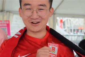 我们共成第十二人，携手为亚泰加油祝福！  高考学子赴奥体为亚泰助威