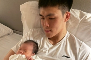 为国征战不易，庞峥麟晒娃合影：首次相见，多多指教