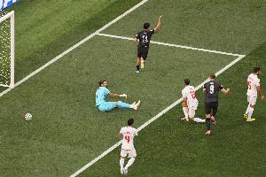 新西兰1-0伊朗领先！伊利亚·贾斯特抽射进球，伍德胸部传球助攻