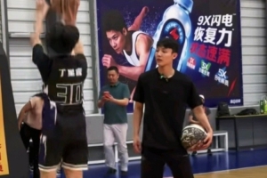 徐杰今日亮相广州番禺，亲自在其创办的暑期训练营中辅导学员