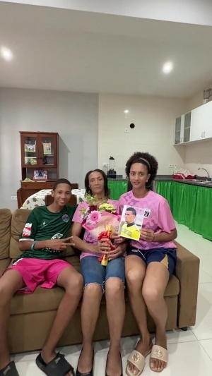 佛得角华人分享视频：助力沃齐尼亚母亲办理赴美手续，昨日送至机场告别