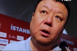 王建军指出:主要问题在于篮板球和身体对抗,队员外线不准是因自信心不足
