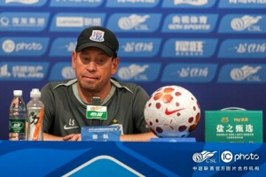 斯卢茨基表示:金顺凯初步确诊为肋骨骨折,将在大连医院接受治疗