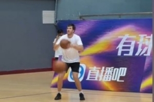 强强对话中里夫斯技高一筹，连续中投17球力压对手