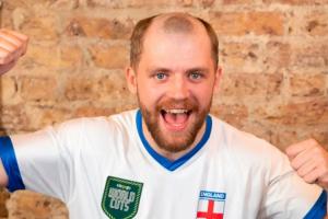 英格兰球迷模仿理图赫尔发型,期望助力球队世界杯好运
