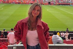 胡梅尔斯女友现身德国比赛观战,风景线美不胜收