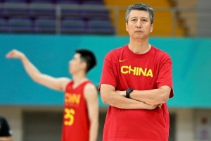 解说：长期集训显得较为落后，队员常因疲惫状态步入比赛周期
