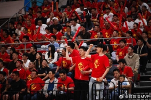 媒体人报道：中日男篮世预赛在辽宁体育馆举行，现场座无虚席，推动周边餐饮业增长40%