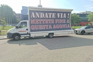 米兰球迷驾车举标语反美老板：停止这痛苦！米兰应归米兰球迷所有