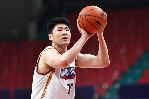 媒体人士讨论赵柏清观点：顶薪定价过低，理论上至少80万，恐怕不会这么少