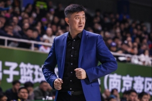 杜锋工作繁重，广东男篮应主动减轻杜导压力，或考虑聘请外籍教练