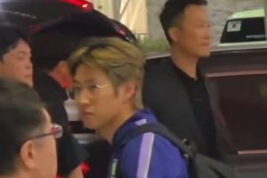 韩国球迷在机场对洪明甫怒吼，李刚仁静立一旁沉思良久