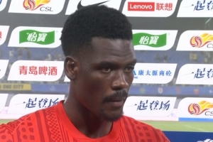 让·克劳德：我能胜任多个位置，中卫也在其中，红牌几乎终结了比赛