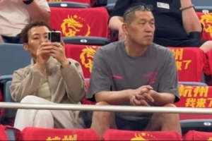 杨瀚森回归中国男篮的首场比赛，其父母现身观战