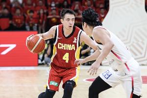 王俊杰替补登场！中国男篮首发阵容：赵继伟、贺希宁、朱俊龙、胡金秋、李弘权