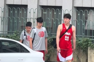 网友捕捉到中国男篮今日训练瞬间 杨瀚森穿51号球衣神采奕奕