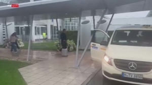 冷清！世界杯意外止步32强，德国队在倾盆大雨中返抵慕尼黑