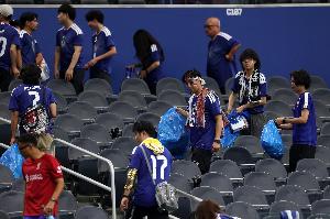 热议事件！日本球迷赛后拾垃圾遭质疑，相关议题登顶微博热搜