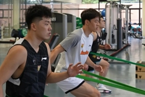 广东男篮今日结束假期投入夏训备战,徐杰、黄明依在美国进行特训