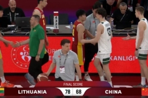张宇辰手感不佳,中国U17男篮远投火力减弱,陈昱休投篮不中