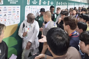韩媒报道：南非队胜利后庆祝引发争执，经国际足联工作人员调解后平息