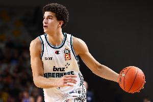 卡里姆·洛佩斯以21号顺位被选,成为首位在墨西哥出生的NBA首轮新秀