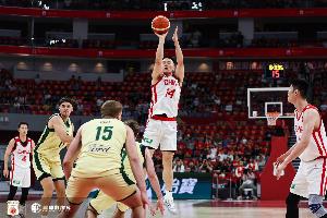 李弘权三分球2投1中,罚球4投3中,总计6分3篮板