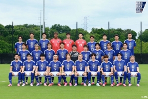 日本队今日训练结束合影，南野拓实与久保建英共穿8号球衣入镜