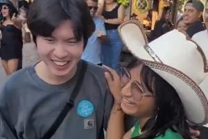 墨西哥女球迷狂热吻别韩国少年，观众齐声欢呼