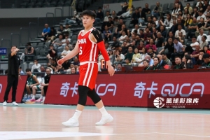 陈昱休铁匠背景，11次投篮仅命中2球，得分为4分，三分线外6投全失