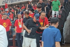 赵本山与宋小宝现身男篮世预赛现场，工作人员搀扶下提前离场