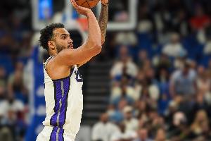 特雷·莱尔斯与森林狼达成一年合约,重返NBA