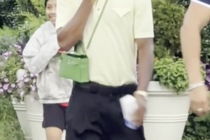 风格大变！亚马尔随西班牙队享受休息日，复古穿搭引人注目