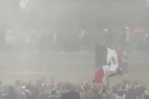 尽管大雨倾盆，墨西哥球迷们仍在球场外庆祝战胜南非队！