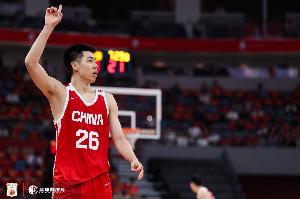朱俊龙三分球4投3中，贡献9分5篮板1抢断，表现出色