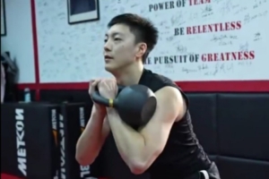 胡明轩最新训练片段公开：手臂肌肉显著，训练室内汗水淋漓