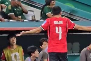 何意?金玟哉65分钟被换,离场时对教练组理论摊手