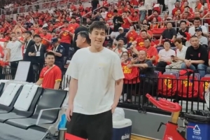 现场助阵！郭艾伦现身观战中国男篮对抗日本男篮