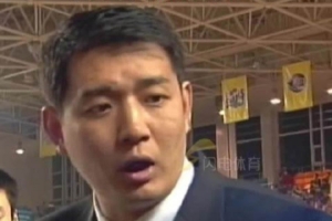 前山东球员回忆：2005年球队住宿紧张，巩晓彬助力解决困境并凝聚团队
