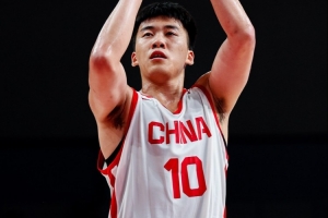 王俊杰继续是高效的大前锋球员,抓住机会便发起进攻,对抗能力突出