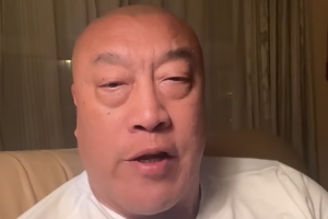 马健指出：目前湖人队完全按照东契奇的要求构建阵容，他们正在模仿当年的独行侠队